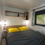Кемпинг Mobil-home 2 Avec Terrasse Et Salon De Jardin - Api-1-52-448 *