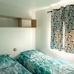 Кемпинг Mobil-home 2 Avec Terrasse Et Salon De Jardin - Api-1-52-448